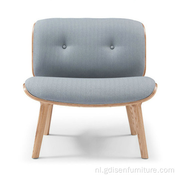 Moderne notenlounge stoel